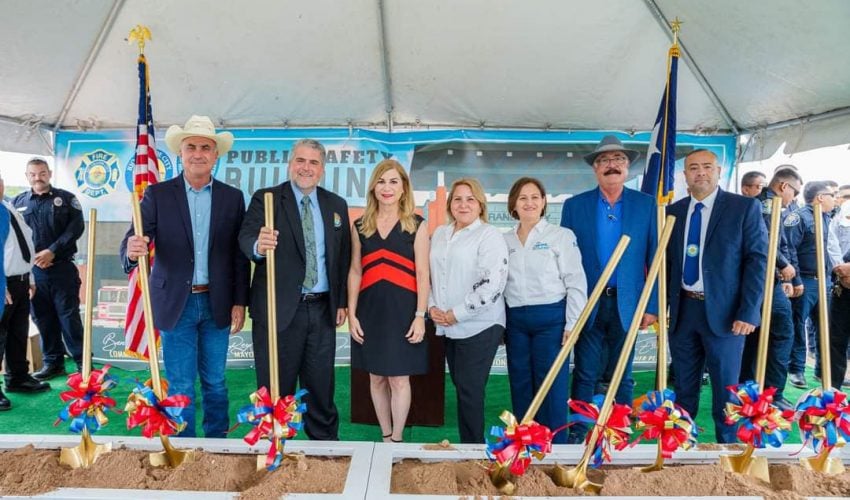Iris Peña acompaña al Mayor de Río Grande, Texas. Joel Villarreal, en el arranque de un nuevo edificio.